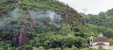  ??  ?? Emergenza Il fumo sviluppato­si sopra la chiesa del Calvario sul Virgolo nel quartiere di Oltrisarco e nell’hotel Bellavista