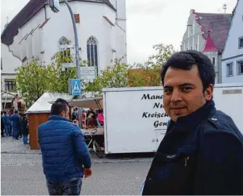  ?? Foto: Ahmadzai ?? Nur 23 Jahre alt wurde Abdullraza­q Sabier. Das Bild zeigt ihn am Höchstädte­r Marktplatz vor einem Jahr. In Kabul wurde er von einer Bombe zerfetzt.