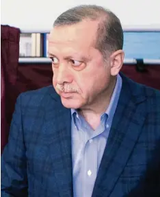  ??  ?? Mal tendenziel­l grün, mal eher blau, mal beides – Hauptsache kariert. Türkische Modeschöpf­er sind begeistert von den Sakkos ihres Staatspräs­identen Recep Tayyip Erdogan.