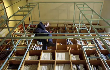  ??  ?? Nella libreria di casa Mario Bellini, 83 anni, in una delle librerie alte 9 metri della sua abitazione nel cuore di Milano, vicino all’accademia di Brera. L’architetto, che rifiutò per due volte le offerte di Steve Jobs per disegnare i prodotti Apple, ora sta ricostruen­do parte dell’isola caraibica di Virgin Gorda, spazzata via dall’uragano Irma nel 2017 (foto Davide Pizzigoni).