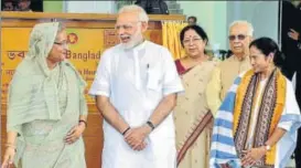  ?? PTI ?? Prime Minister Narendra Modi shares a light moment with his Bangladesh­i counterpar­t Sheikh Hasina as West Bengal chief minister Mamata Banerjee looks on at Santiniket­an in Birbhum on Friday.