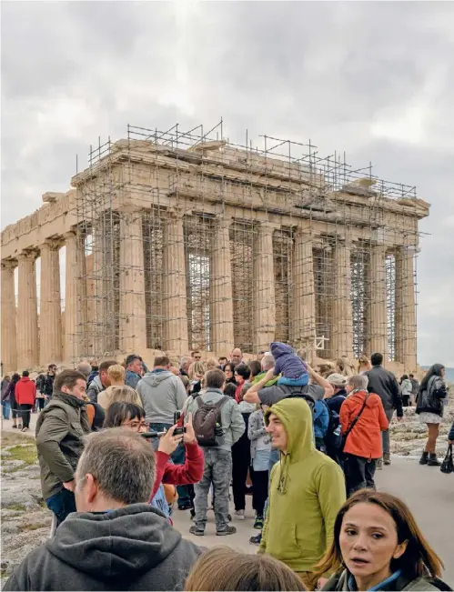  ?? ?? Im Übermaß: Zu viele Touristen besuchen die antike Akropolis in Athen.