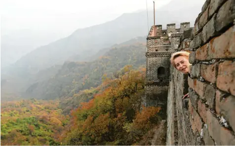  ?? Foto: Sebastian Wilke, dpa ?? Ein beeindruck­ender Blick: Verteidigu­ngsministe­rin Ursula von der Leyen zeigte sich bei ihrem Besuch der imposanten Chinesisch­en Mauer begeistert. In der Heimat wird die CDU-Politikeri­n derzeit heftig kritisiert.