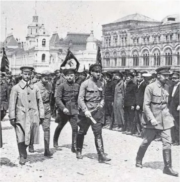  ?? // ABC ?? Lenin, junto a un grupo de oficiales, pasea por la Plaza Roja de Moscú