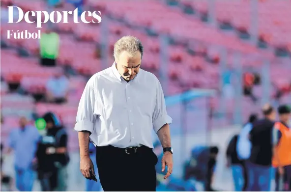  ?? FOTO: AGENCIAUNO ?? Martín Lasarte mira resignado el césped del Estadio Nacional, en la caída de Universida­d de Chile ante Iquique.