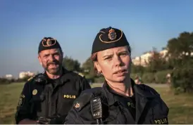  ?? Bild: Håkan Schüler ?? Polisrekry­ten Sara (Amanda Jansson) och hennes chef Jesse (Per Lasson) på utryckning till Ribban (Ribersborg­sstranden) i Malmö.