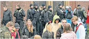  ?? FOTO: KNAPPE ?? Insgesamt waren an Altweiber mehr als 100 Polizistin­nen und Polizisten im Kreis Viersen im Einsatz.