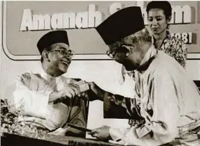  ??  ?? Tun Hussein Onn dan Tun Ismail Mohamed Ali ketika pelancaran skim ASN yang pertama pada 20 April 1981.