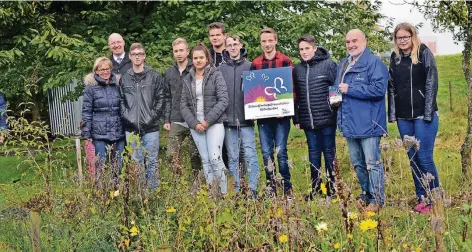  ?? FOTOS: STADE ?? Christian Chwallek (2.v.r.) überreicht­e die Auszeichnu­ng „Schmetterl­ingsfreund­licher Schulgarte­n“des Nabu an die Rheinschul­e in Rees.