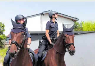  ??  ?? Sehen, was andere Polizisten nicht sehen: Blick über die Gartenmaue­r