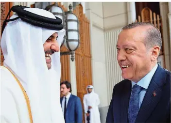  ?? FOTO: OZER/DPA ?? Gute Freunde – auch in der Krise? Emir Tamim bin Hamad Al-Thani und Präsident Recep Tayyip Erdogan.