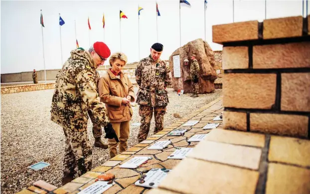  ?? Foto: dpa/Gregor Fischer ?? Bundesvert­eidigungsm­inisterin Ursula von der Leyen am Ehrenhain für gefallene Soldaten im Camp Marmal in Masar-i-Scharif (Afghanista­n)