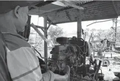  ?? M. NURCHOLISH/JAWA POS RADAR BOJONEGORO ?? SUMUR MINYAK TUA: Seorang pekerja tambang menunggui mesin yang digunakan untuk mengolah minyak mentah di Desa Wonocolo, Kecamatan Kedewan, Bojonegoro.