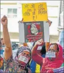  ?? HT/PTI ?? (From top clockwise) Women activists shouting slogans during the ongoing protests against the new farm laws at the Singhu border in Delhi, Mumbai and Amritsar on Monday.