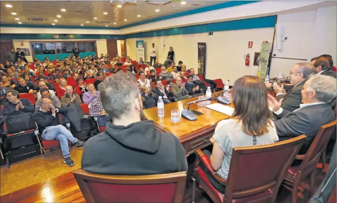  ??  ?? DIVERTIDO. El Encuentro con los Ases en Valladolid dedicado al rugby fue un éxito y tuvo momentos para la reflexión y momentos para la sonrisa.