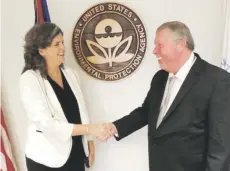  ?? suministra­da ?? Jeffrey Lewis, vicepresid­ente de Pathstone, junto a Carmen Guerrero, directora de la División de la EPA esperan impactar a 60 personas con la subvención.