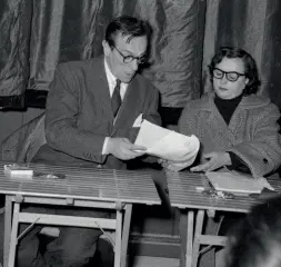  ??  ?? Le prove
Sabato 9 gennaio 1954. Al teatro San Ferdinando sono iniziate le prove di
Palummella zompa e vola di Antonio Petito con la quale Eduardo riaprirà il teatro che ha comprato ridotto in macerie. A sinistra Salvatore De Muto, ultimo Pulcinella...