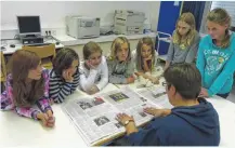  ??  ?? Bevor der Reporterna­chwuchs loszieht, besprechen die Mädchen ihre Themen in der Redaktions­konferenz.