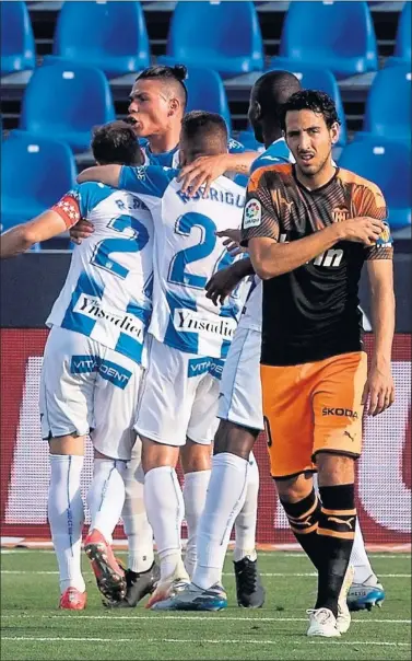  ??  ?? Los jugadores del Leganés se abrazan para celebrar el gol de Rubén Pérez.