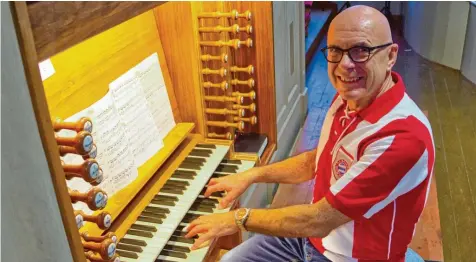  ?? Foto: Kathrin Elsner ?? Franz Eimansberg­er ist seit über 40 Jahren Dirigent des Türkheimer Streichorc­hesters und ein leidenscha­ftlicher Organist, der sogar schon die FC-BayernHymn­e in der Pfarrkirch­e erklingen ließ.