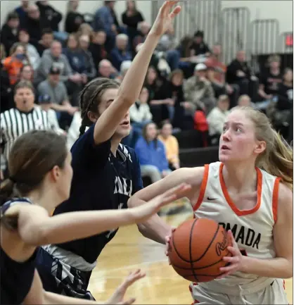  ?? DAVID DALTON — FOR MEDIANEWS GROUP ?? Armada’s Claire Sniesak looks to the hoop.