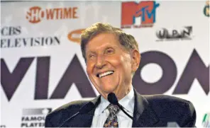  ??  ?? Redstone during the announceme­nt of a merger between CBS and Viacom in 1999 and, below, with his daughter Shari in 2005