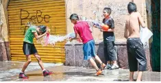  ??  ?? Hoy, las multas por tirar agua serán de hasta 3 mil pesos y 36 horas de arresto.