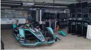  ??  ?? Cada box cuenta con una estructura básica. Arriba el del equipo Jaguar, y a la derecha el Team Dragon, que tiene a “Pechito” López como uno de sus pilotos.