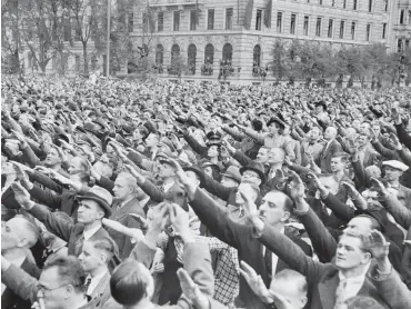  ?? Foto: akg-images ?? Exakt aus- und abgerichte­t, Berlin 1938