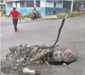  ??  ?? Peligroso. Buses han quedado atascados en el tragante por falta de tapadera, así como carros.