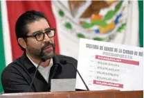  ?? ?? EL DIPUTADO Royfid Torres exhibe un comparativ­o del presupuest­o del Sacmex durante el sexenio.