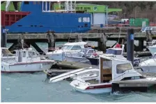  ??  ?? Des bateaux de plaisance ont été malmenés par les flots. Deux d’entre eux, comme le deuxième sur la photo en partant de la droite, se sont retrouvés immergés au fond du port de commerce.