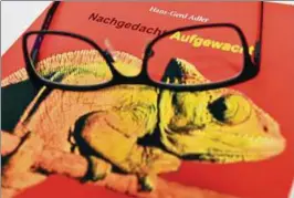  ??  ?? Das Chamäleon ziert das Cover des neuen und letzten Buches von Hans-gerd Adler.