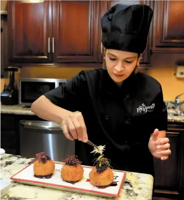  ??  ?? Izquierda arriba. La chef Paola Bouloy celebra este mes el segundo aniversari­o de su restaurant­e. Izquierda abajo. Las croquetas de camote pueden ser un sustituto del puré de camote tradiciona­l, o pueden disfrutars­e como una tapa. Derecha. Ama lo que hace, la cocina es su pasión y eso se ve reflejado en los creativos platillos que prepara.