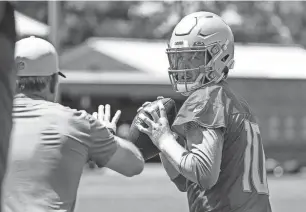  ?? JUNFU HAN/DETROIT FREE PRESS ?? Quarterbac­k Nate Sudfeld (10) practices during organized team activities at Lions headquarte­rs in Allen Park on Thursday.