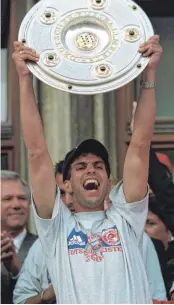  ??  ?? Hoch die Schale: Markus Babbel feierte drei Meistersch­aften mit den Bayern (1997, 1999 und 2000, links) und einen Titel mit dem VfB Stuttgart (2007, rechts).