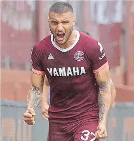  ?? FOTOBAIRES ?? LOS DEL SUR DEJARON ATRÁS 15 PARTIDOS SIN TRIUNFOS Ley del ex. Sebastián Ribas, exPatronat­o, grita el 1-0 de Lanús.