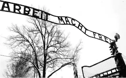  ?? Herbert Knosowski / The Associat ed Press files ?? The entrance gate of the Auschwitz concentrat­ion camp in Oswiecim, Poland.