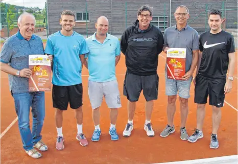  ?? FOTO: MICHAEL MADER ?? Die Vorfreude ist groß in Bad Schussenri­ed: v. l. TC-Vorsitzend­er Konrad Musch, die Spieler David Gaissert und Bernd Elshof, WTB-Verbandstr­ainer Albert Ender, Organisato­r Rainer Walser und Turnierdir­ektor Stefan Hofherr.