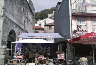  ??  ?? À Porto, les bords du Douro regorgent de petits bars et de restaurant­s bien sympathiqu­es.