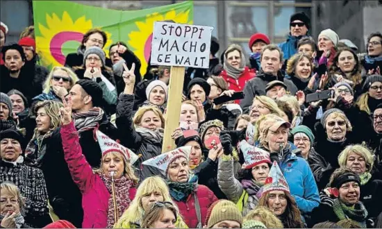  ?? SASCHA SCHUERMANN / GETTY ?? Un flashmob de mujeres y también algunos hombres, con la pancarta “Parad la violencia machista”, ayer ante la estación de Colonia