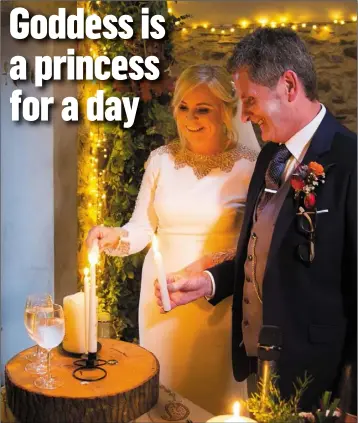  ?? Pic: Joeleen Codd ?? Tweeting Goddess Samantha Kelly, from Rosslare Harbour, and taximan Andy Kehoe, from Castlebrid­ge, lighting symbolic candles at their wedding in Murphy’s Barn on Friday.