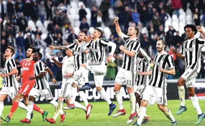  ?? ALESSANDRO DI MARCO/EPA ?? SERASA JUARA: Pemain Juventus merayakan kemenangan atas Sampdoria di Allianz Stadium, Turin, kemarin. Mereka kini unggul enam poin atas Napoli.