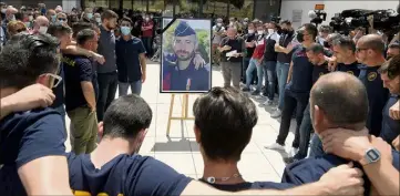  ?? (Photo AFP) ?? Les collègues d’eric Masson, unis autour de son portrait, hier, devant le commissari­at d’avignon.