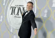  ?? ?? Qui a fianco, il drammaturg­o Stefano Massini, trionfator­e ai Tony Awards 2022.
A sinistra, Gigi Proietti, protagonis­ta di un omaggio nel «suo» Globe