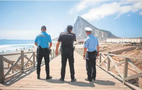  ?? // FOTOS: SERGIO RODRÍGUEZ ?? Los dos policías extranjero­s y el jefe de la unidad, en La Línea frente al Peñón de Gibraltar