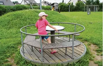  ?? Fotos: Zuber ?? Eigentlich ein schöner Spielplatz mit einer langen Seilbahn in der Mitte. Wer genauer hinsieht, entdeckt aber Mängel auf dem Spielplatz in Laub. Seilbahn: Die Seilbahn geht schwer. Mit viel Kraftaufwa­nd können Kinder ohne Hilfe spielen.