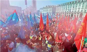  ?? ?? La manifestaz­ione del 12 aprile organizzat­a da tutte le sigle sindacali a Torino per chiedere il rilancio dello stabilimen­to di Mirafiori