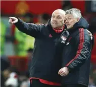  ??  ?? KAN VELGE OG VRAKE: Manchester United og Ole Gunnar Solskjaer (her sammen med assistente­n Mike Phelan) kan velge og vrake i spillere foran kveldens kamp mot PSG.