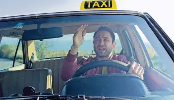  ?? FOTO: BR/DPA ?? Für die Liebe soll der türkischst­ämmige Wiener Taxifahrer Musa (Deniz Cooper) zum Islam konvertier­en. Um an ein großes Erbe zu gelangen, muss er Katholik werden.
